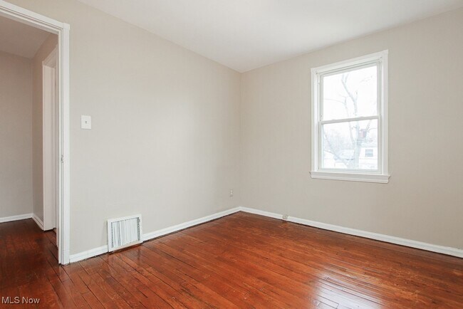 Building Photo - 257 E 250th St