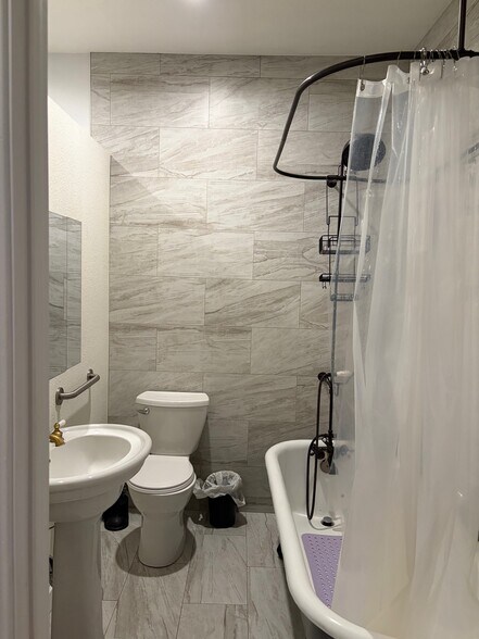 Gorgeous bathroom with vintage oversized clawfoot tub! Shower, pedastal vintage sink - 136 Farallon Dr