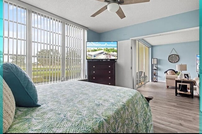 Building Photo - Annual OR Seasonal turnkey FURNISHED 2/2 ground floor condo with golf course and water views