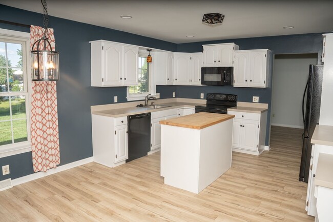 Building Photo - 922 Pinetree Way