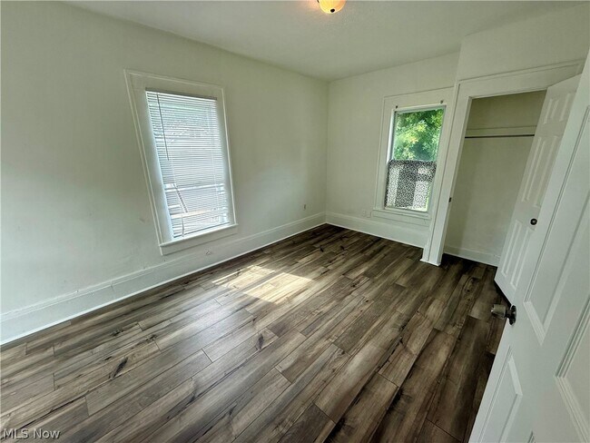 Building Photo - 895 Beardsley St