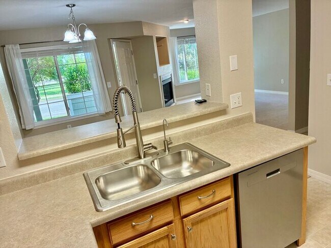 Building Photo - Beautiful and Spacious 3 Bed, 3.5 Bath Townhome in SE Fort Collins. Detached 1 Car Garage. Water/...