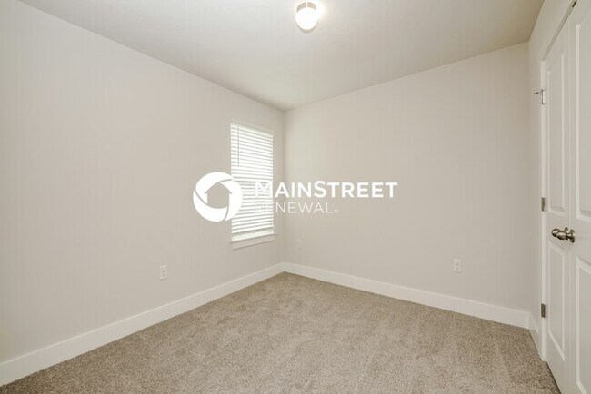 Building Photo - 4 Bedroom Pet-Friendly Home in Deland, FL with Main Street Renewal