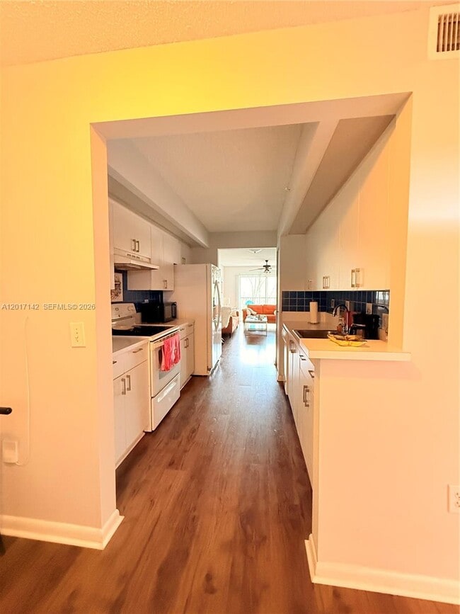 Building Photo - 571 SW 142nd Ave