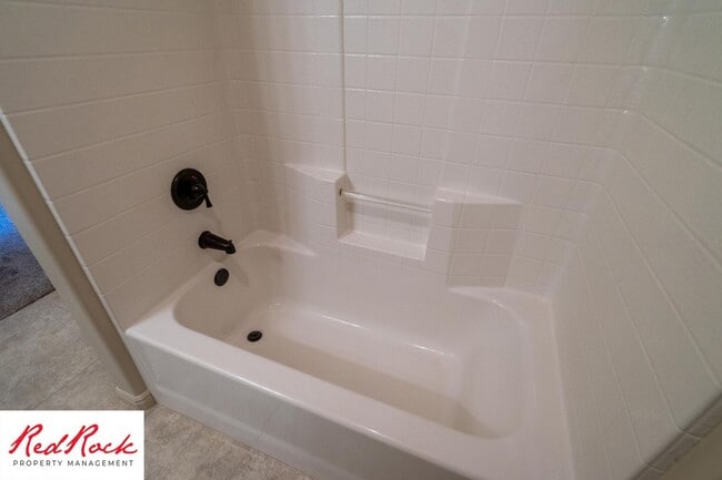 Building Photo - 3 Bedroom Townhome in Buena Vista Community