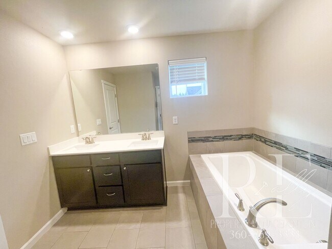 Building Photo - Spacious 4 Bedroom In Prime Location!