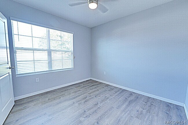 Building Photo - 320 W Runyon Loop