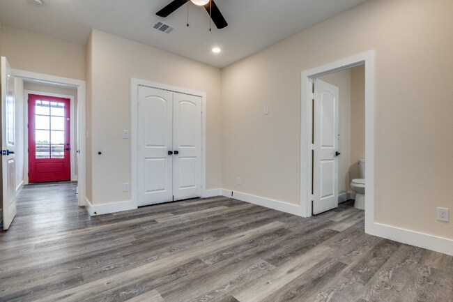 Building Photo - 511 N Davis Dr