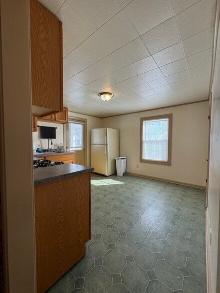 Kitchen with gas stove and fridge - 12 Durant Ter