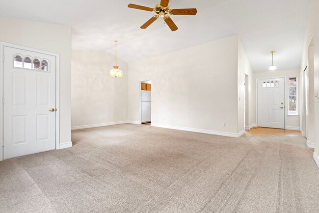 Building Photo - Beautiful 3-Bedroom Home with Large Fenced Yard – Available Now!