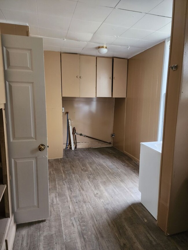 Building Photo - 933 S Greenlawn Ave