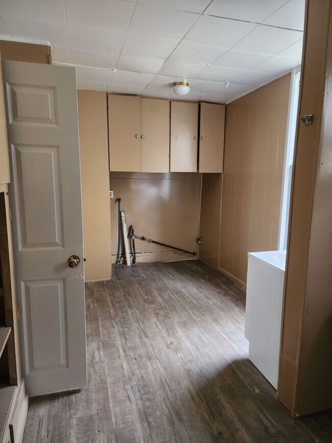 Building Photo - BIG 4 bedroom home