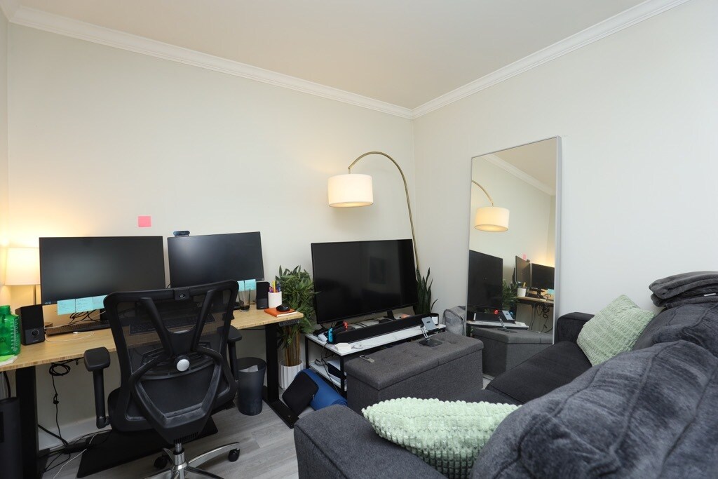 Building Photo - 646 W Roscoe St