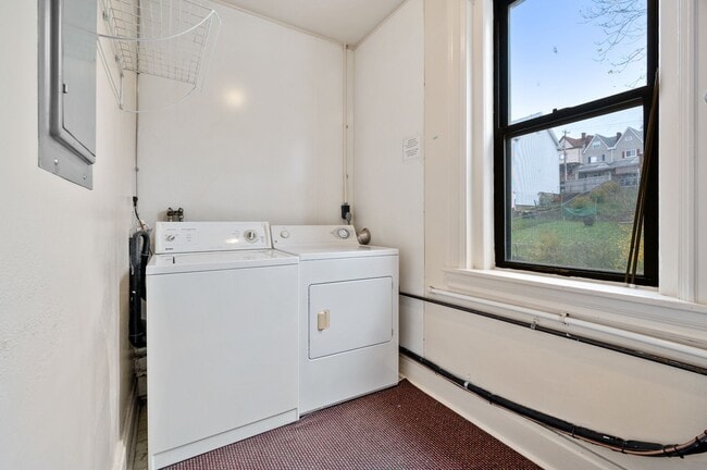 Building Photo - 4 bedroom 2 bath in Mt Washington! Available now!