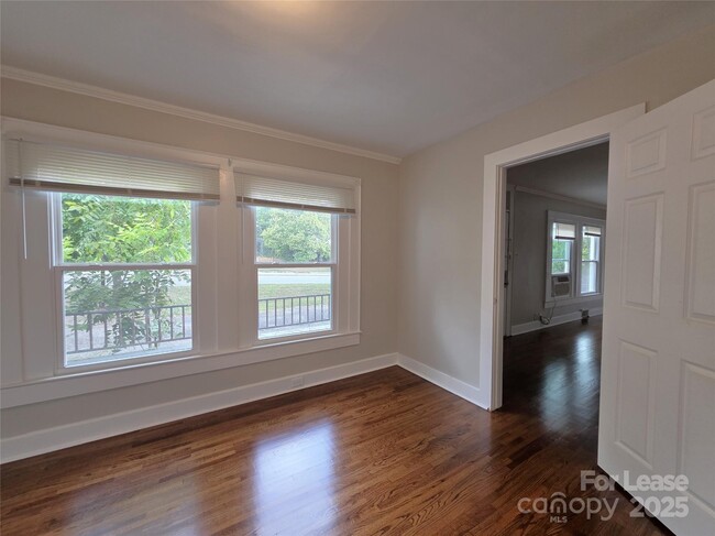Building Photo - 1000 Ln St