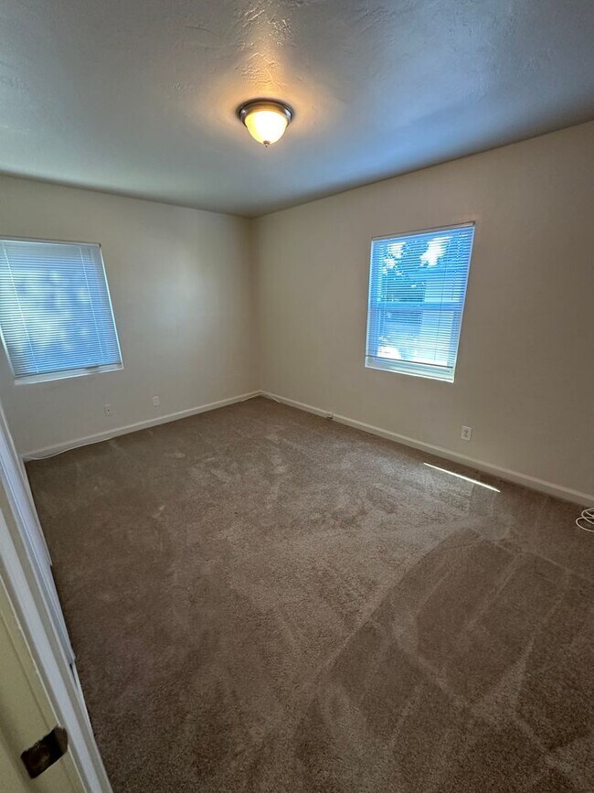 Building Photo - 2 bed/1 bath with garage