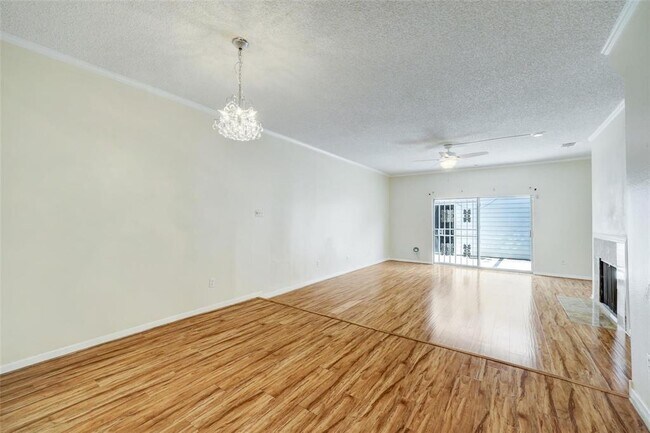 Building Photo - 1035 Fountain View Dr