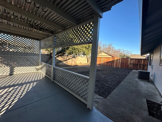 Building Photo - Move In Ready 3 Bedroom!