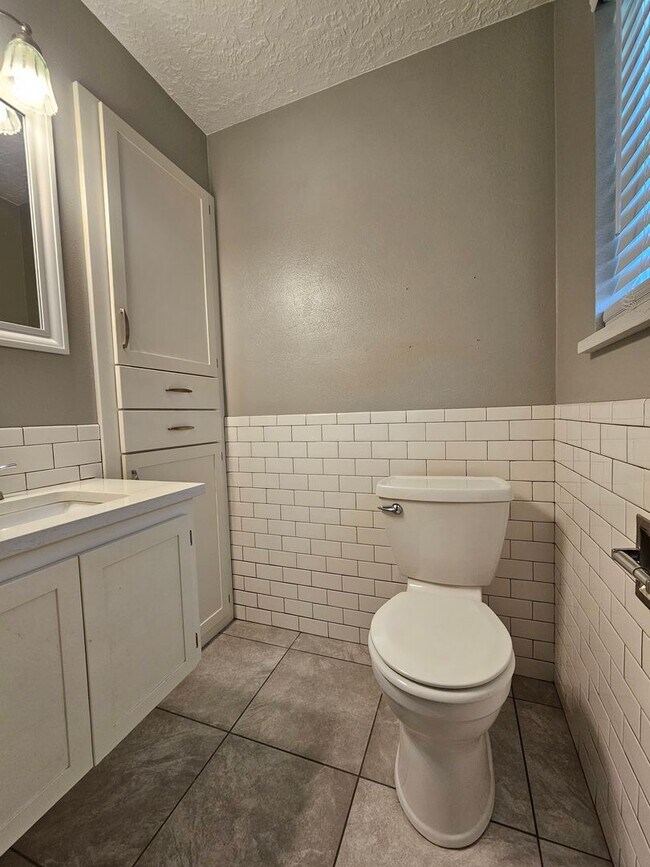 Building Photo - (3) Bed/(1.5) Bath in Core Norman Avail NOW!