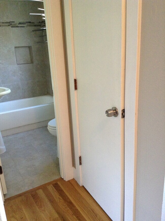 Building Photo - Lower 1 bed, off street parking, hardwoods...