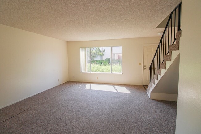 Building Photo - 2 Bedroom Townhouse Style Apartment with Private Fenced Patio