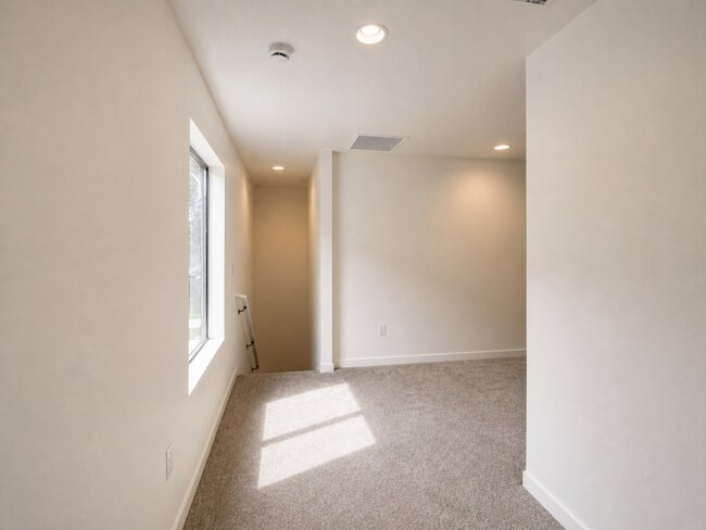 Building Photo - 10116 NE 45th Ct