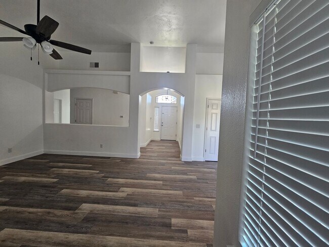 Building Photo - 4 Bedroom 2 Bath