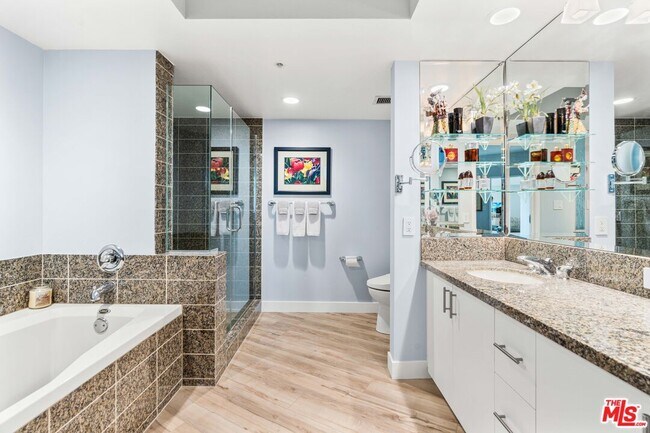 Building Photo - 13700 Marina Pointe Dr