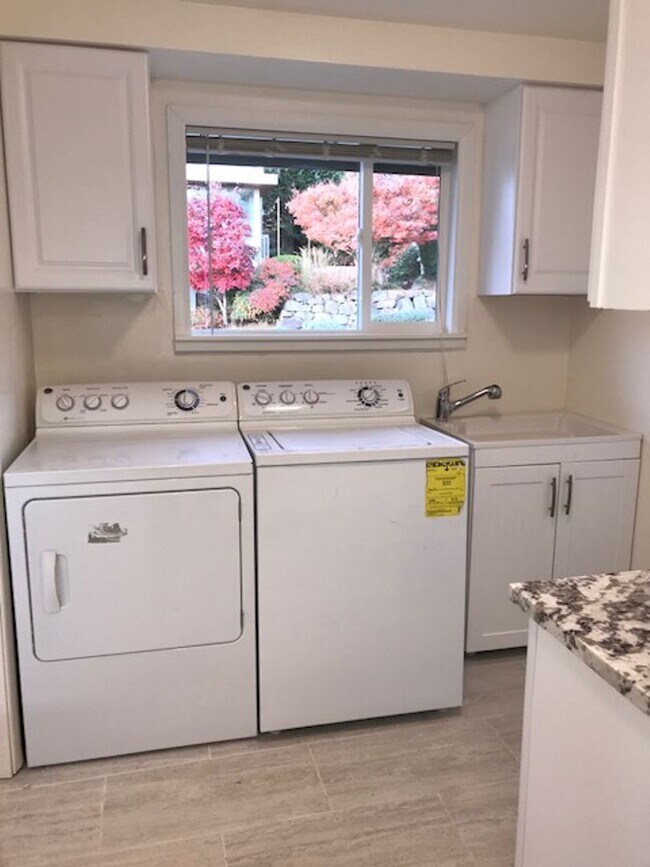Building Photo - Pre-leasing-Beautiful Bryant Large Remodel...