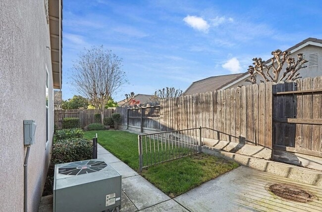 Building Photo - 1911 Lexington Dr