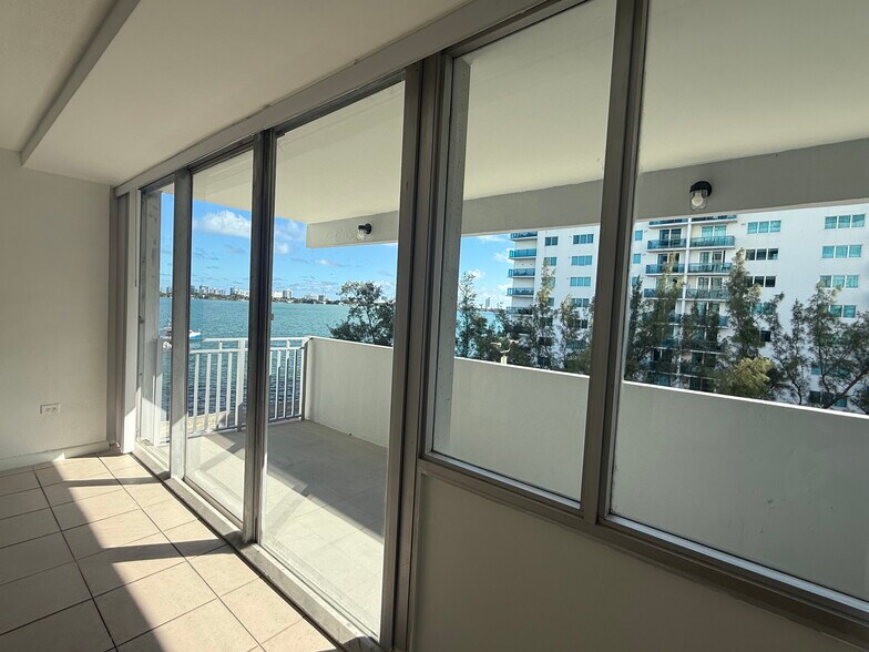 Building Photo - 7545 E Treasure Dr