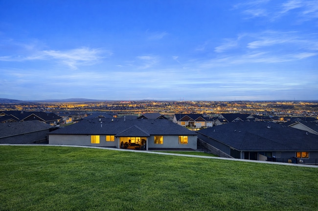 Building Photo - Executive home~move in ready!