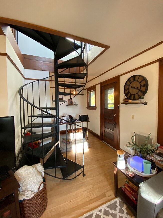 Building Photo - 2104 E Mifflin St