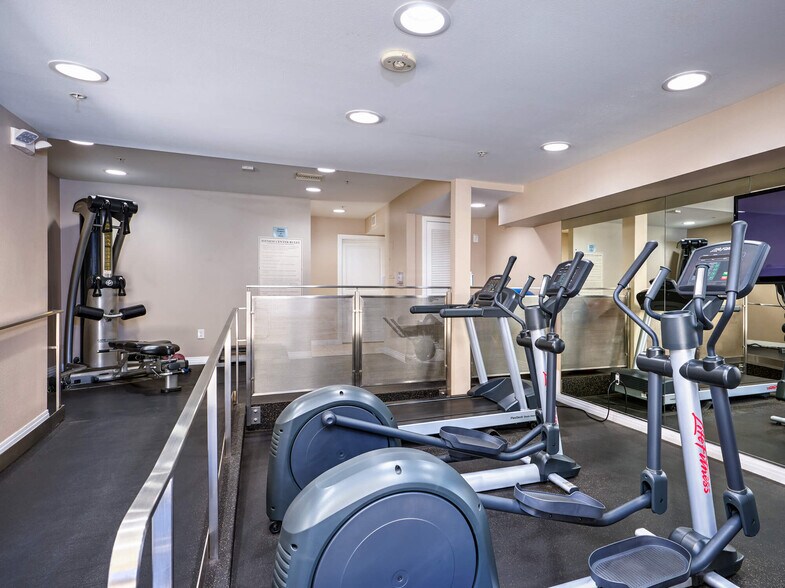 Building Photo - 7320 Hawthorn Ave