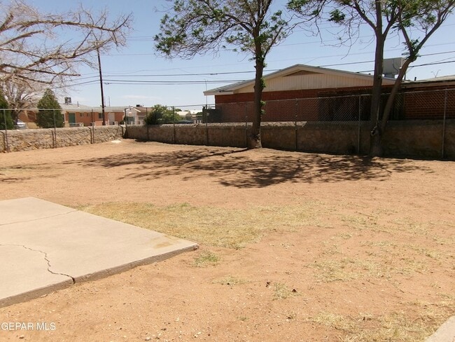 Building Photo - 10037 Oakwood Dr