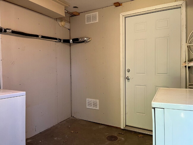 Building Photo - 2 Bedroom for Lease