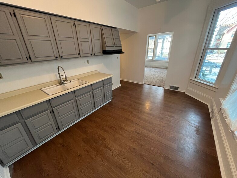 Kitchen, facing doorway into living room - 3027 W Mount Vernon Ave