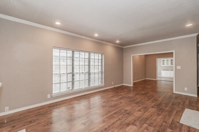 Building Photo - Beautiful townhome in a prime location nea...