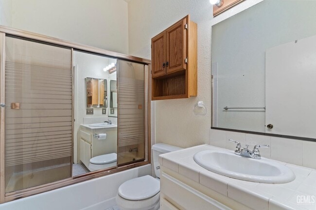 Full Bath - 4600 Beechwood St