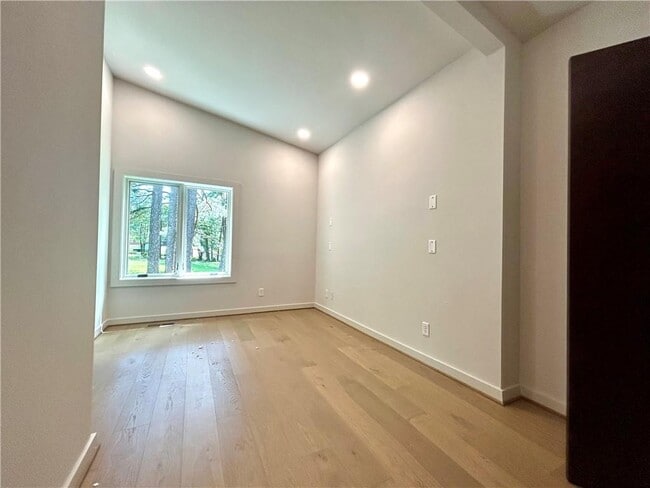 Building Photo - 547 N Gray Ave