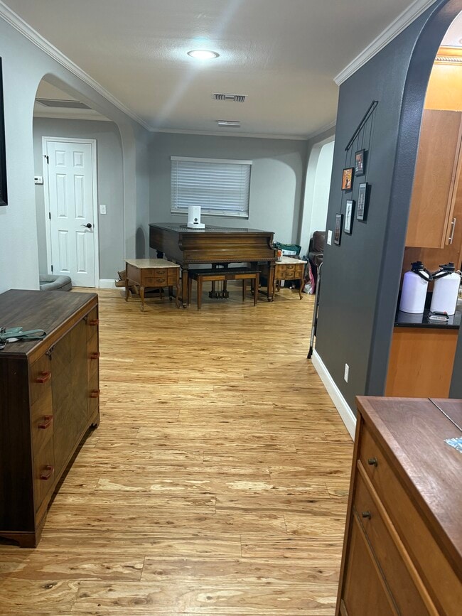 Building Photo - 731 Northwood Cir