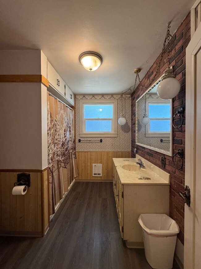 Building Photo - Cozy 2-Bed with Spacious Living, Parking, Pets OK!