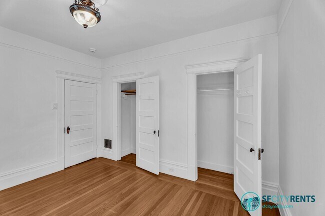 Building Photo - Castro/Eureka Valley: Top Floor Flat w/ in-unit W/D & Shared Yard