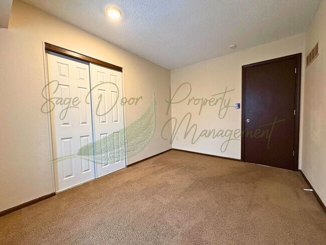 Building Photo - Stylish Blue Springs Home With Fresh Updates & Great Natural Light