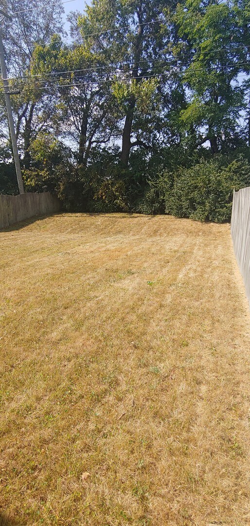 Building Photo - One Level home with 3 bedrooms,2 bath  Large back yard!       26032326