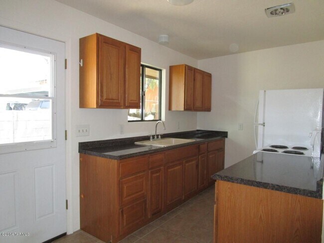 Building Photo - One Bedroom Townhome
