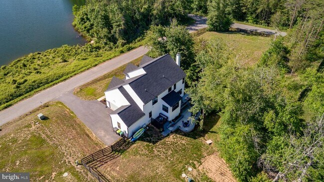 Building Photo - 15 Grove Ln