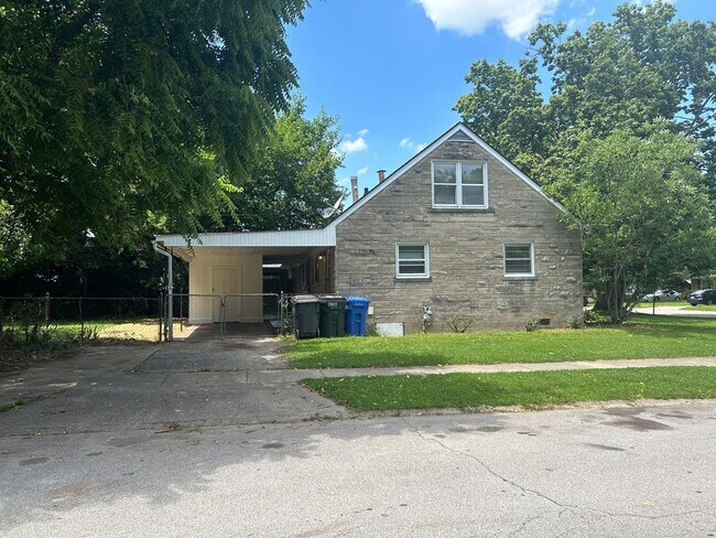 Building Photo - 636 Cardinal Ln