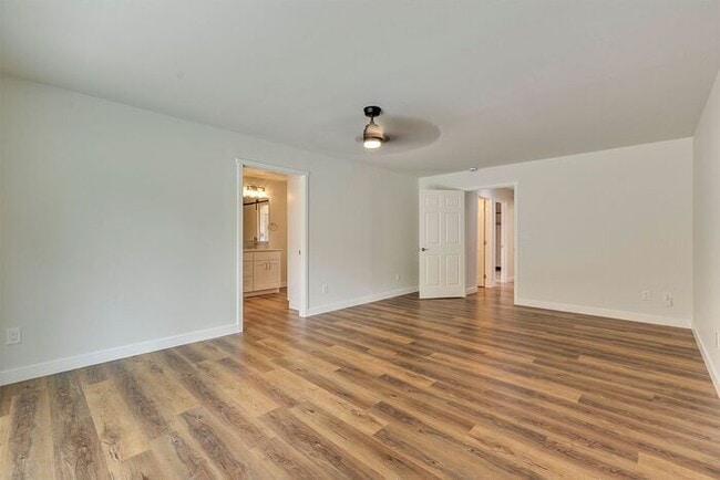 Building Photo - Single Level Ranch Style Home in Singing Woods!