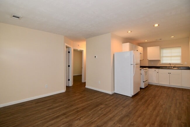 Building Photo - $1025 - 2 bed/1 bath house for rent off Mi...